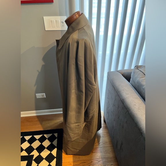 men’s tan Burberry lined trench coat.  Wool lining is removable. Size 46r. - Picture 5 of 16